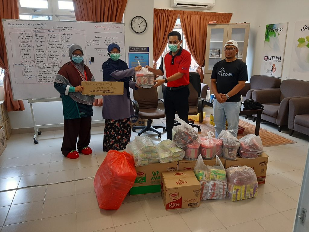 Sumbangan diserahkan di Koleh Kediama Pelajar UTHM Pagoh oleh Puan Nur Diyanah (tudung biru) kepada Provost UTHM Pagoh, Provost UTHM Pagoh, Prof. Madya Ts. Dr. Mohd Kamarulzaki Bin Mustafa (baju merah).